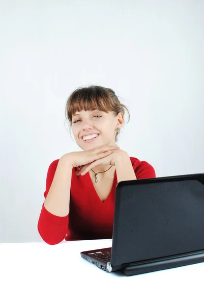 Mujer joven sentada en el escritorio —  Fotos de Stock