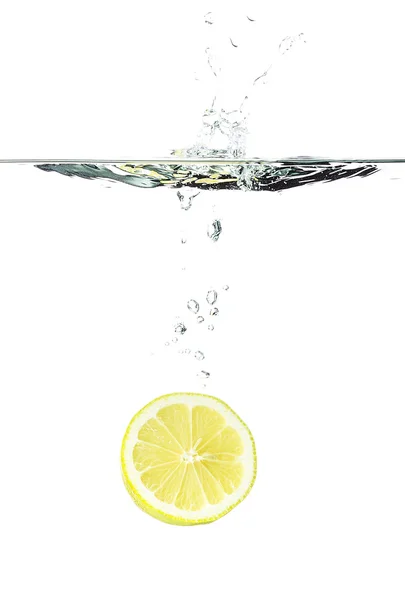 水でレモン — ストック写真