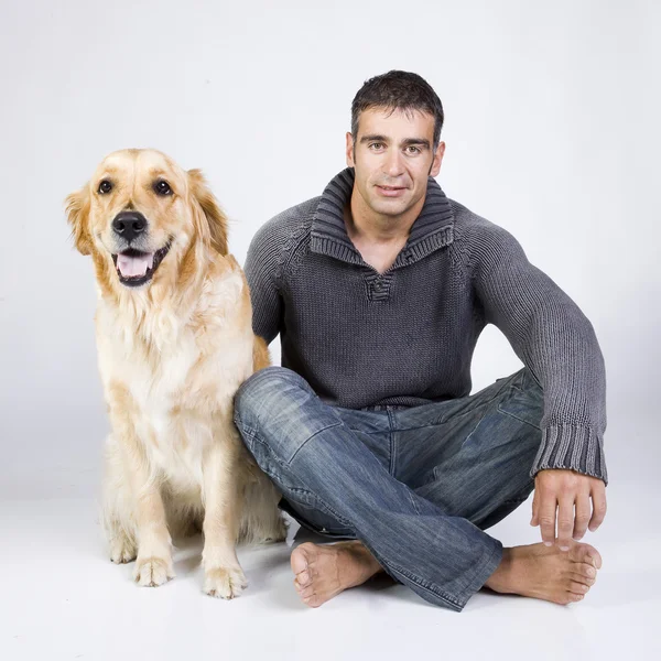 Attraktiver Mann und sein Haustier — Stockfoto