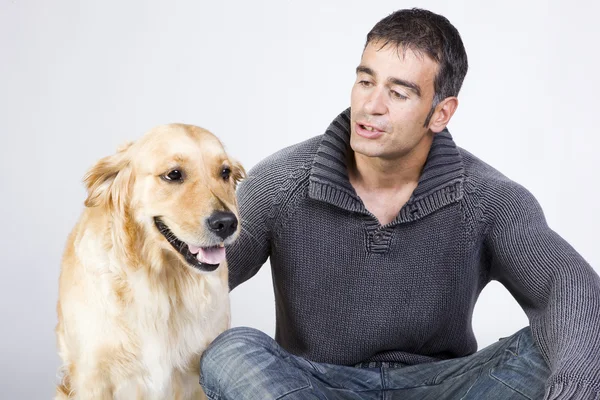 Attraktiv man och hans sällskapsdjur — Stockfoto