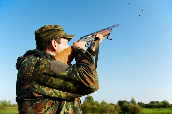 라이플 총으로 사격 사냥꾼 — 스톡 사진
