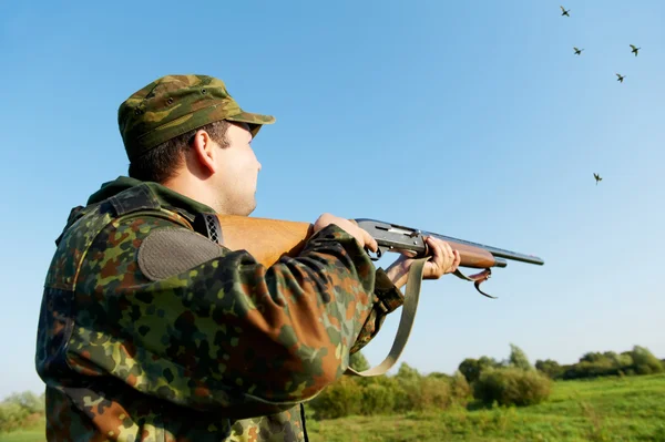 Jäger schießt mit Gewehr — Stockfoto