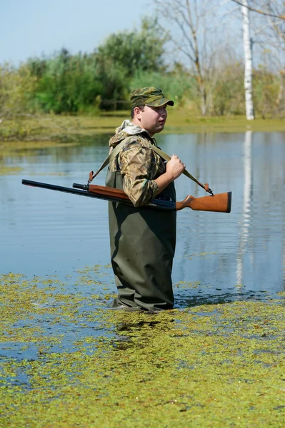 Jager met geweer pistool in moeras — Stockfoto