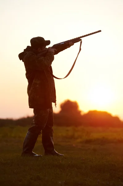 Hunter aiming with rifle gun — Stock Photo, Image