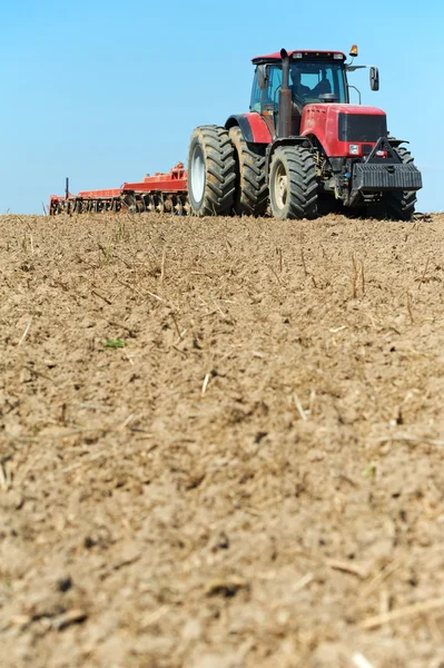 Orání traktorem na pole pěstování práce — Stock fotografie