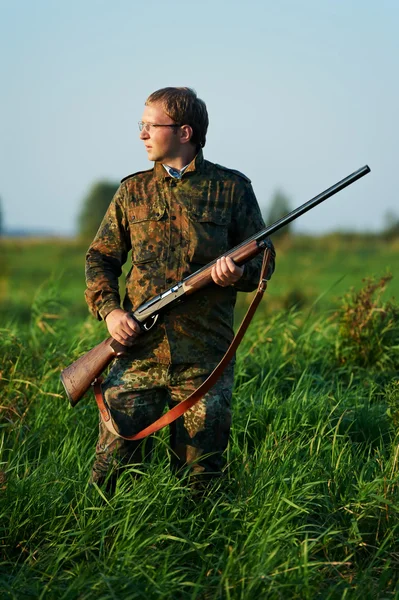Avcı tüfeği silah ile — Stok fotoğraf