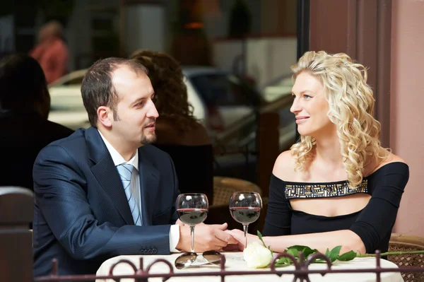 Homem e menina com vinho no café em um encontro — Fotografia de Stock