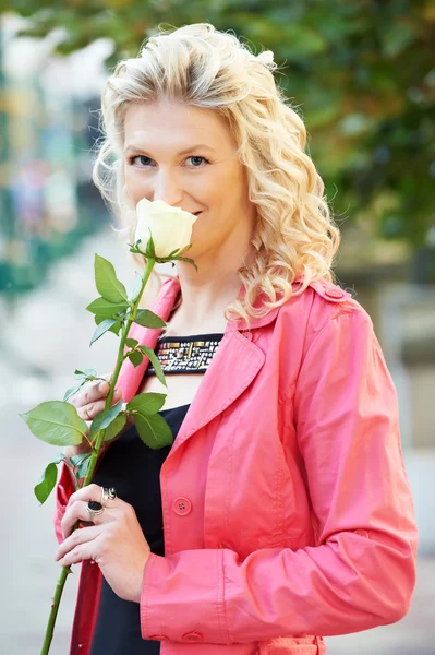 Dívka s květinou venku — Stock fotografie