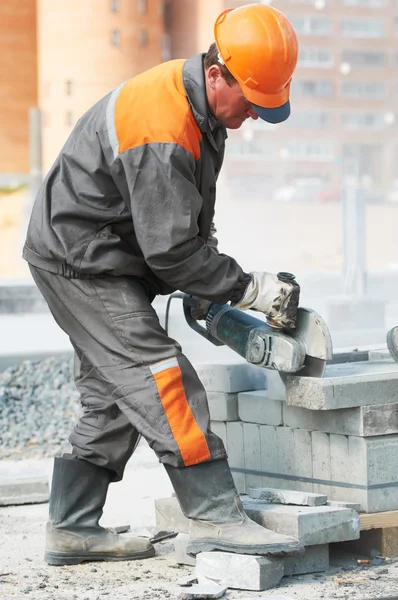 Bauarbeiter beim Schneiden von Bordsteinen — Stockfoto