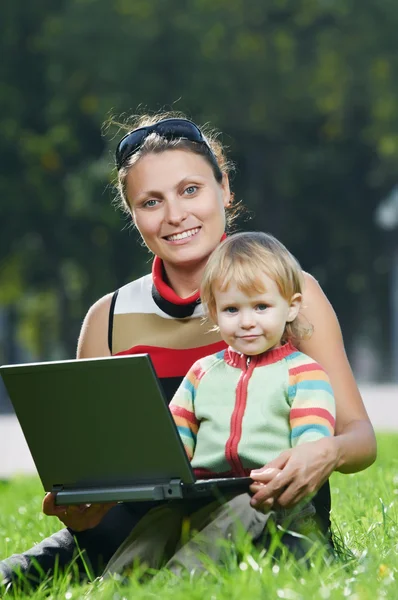 Donna incinta sorridente con laptop — Foto Stock