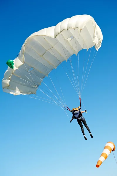 Saltador de paracaídas — Foto de Stock