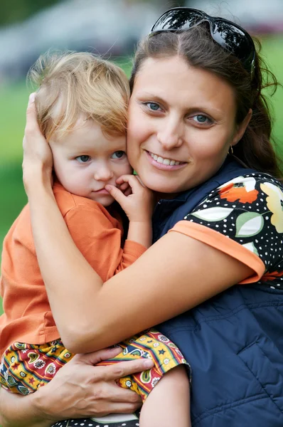 Moeder en kind in haar handen — Stockfoto
