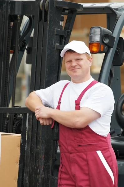 Forklift önünde depo işçisi — Stok fotoğraf