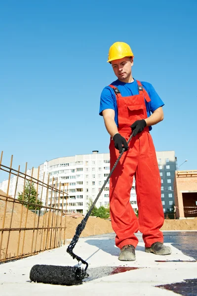 Trabajador constructor en el trabajo de aislamiento del techo —  Fotos de Stock