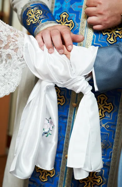 Bênção na cerimônia de casamento da igreja — Fotografia de Stock