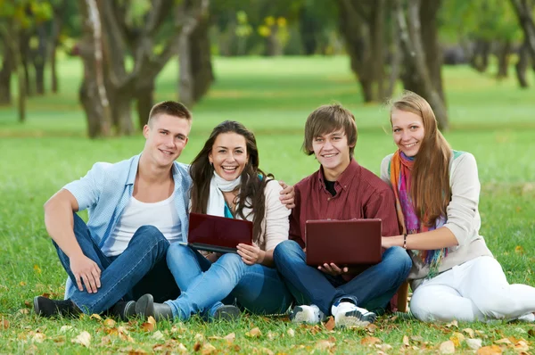Grupo de jovens estudantes sorridentes ao ar livre — Fotografia de Stock