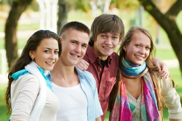 Grup gülümseyen genç öğrenciler açık havada — Stok fotoğraf