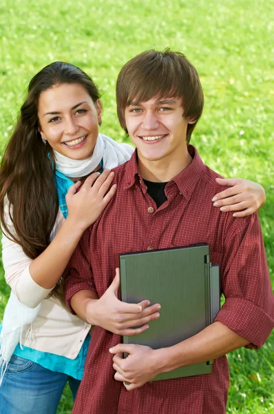 Två leende unga studenter utomhus — Stockfoto