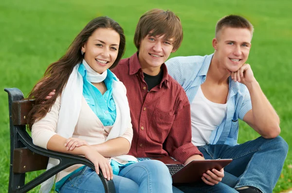 Grupo de jovens estudantes sorridentes ao ar livre — Fotografia de Stock