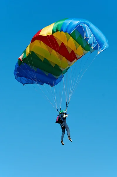 Прыгун с парашютом — стоковое фото