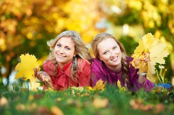 Sonbahar açık havada, iki kadın — Stok fotoğraf