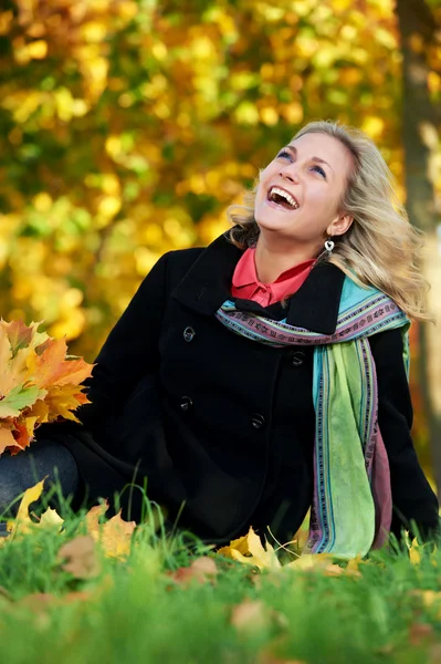 Donna in autunno all'aperto — Foto Stock