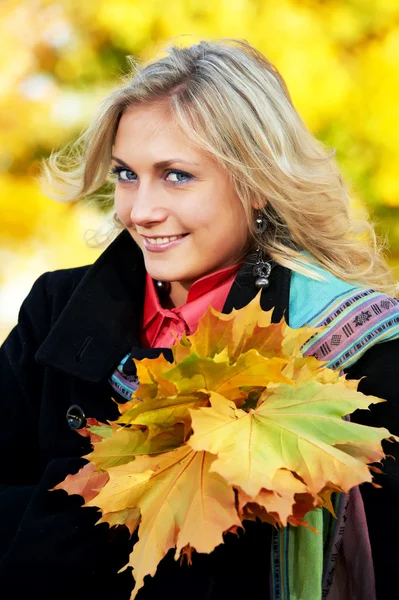 Mulher no outono ao ar livre — Fotografia de Stock