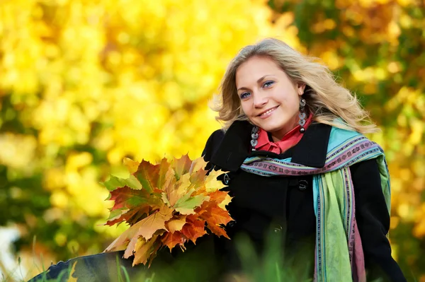 Kadın açık havada sonbahar — Stok fotoğraf