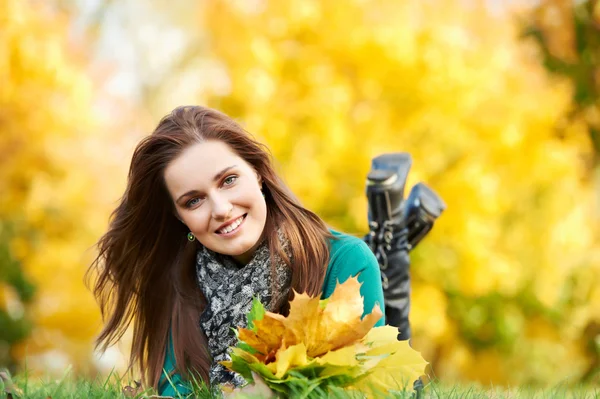 Kvinna på hösten utomhus — Stockfoto