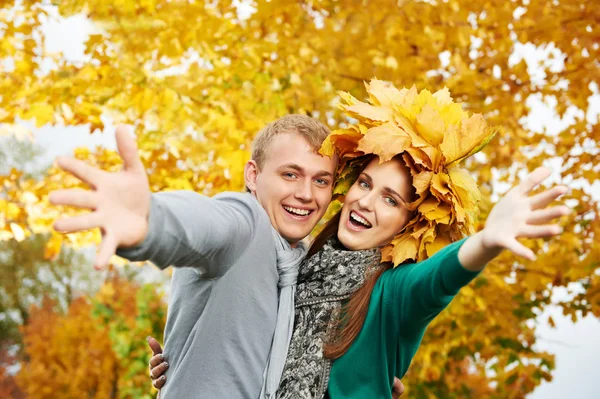 Jeune couple à l'automne en plein air — Photo