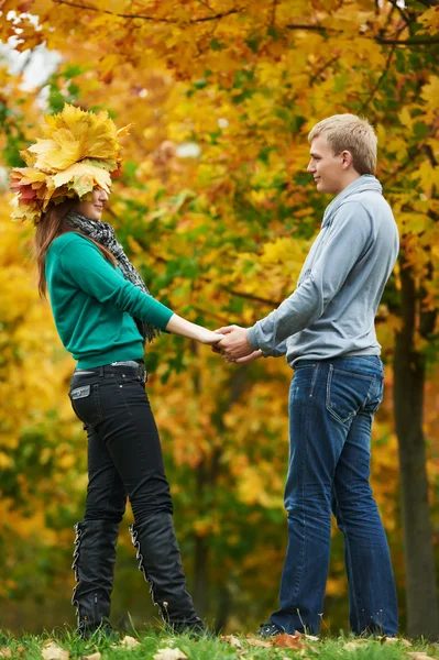 Casal no outono ao ar livre — Fotografia de Stock