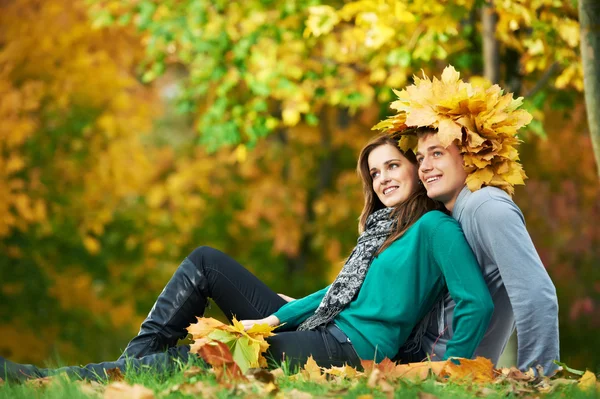 Para w jesieni na zewnątrz — Zdjęcie stockowe