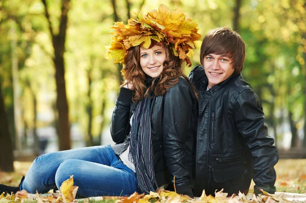 Paar im Herbst im Freien — Stockfoto