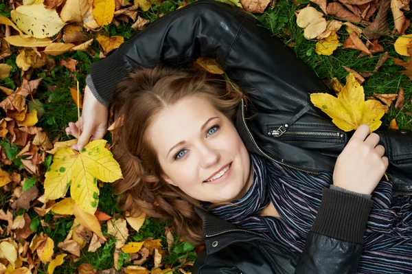Kvinna på hösten utomhus — Stockfoto