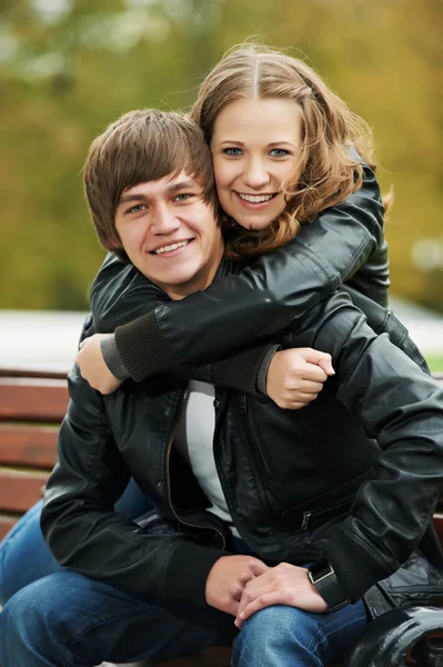 Sorridente giovane coppia all'aperto — Foto Stock