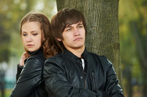 Молода пара в стресових відносинах — стокове фото