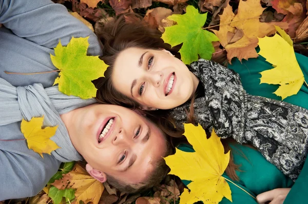 Молодая пара осенью на открытом воздухе — стоковое фото