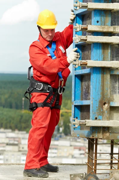 Worker mounter at construction site — Stock Photo, Image