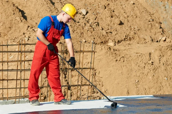 Trabalhador do construtor no trabalho de isolamento do telhado — Fotografia de Stock