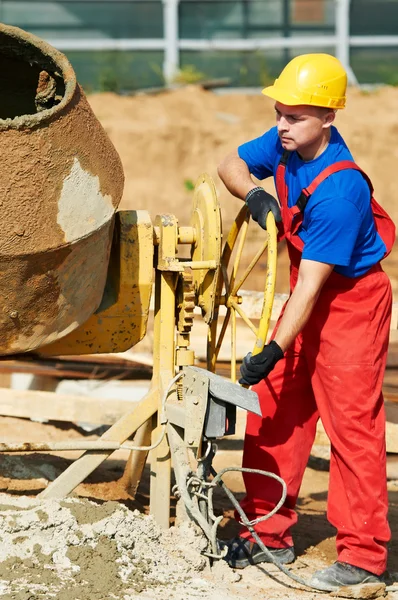 Builder arbetstagare på byggarbetsplatsen — Stockfoto