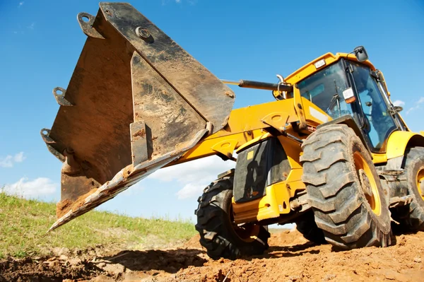 Grävmaskin lastare med traktorgrävare verk — Stockfoto