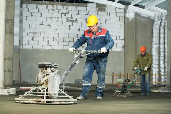 Werknemer afschuren en afwerken van beton — Stockfoto