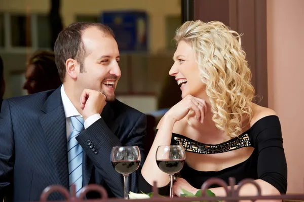 Człowiek i dziewczyna z wina w kawiarni na randkę — Zdjęcie stockowe