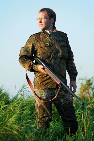 Κυνηγός με τουφέκι όπλο — Φωτογραφία Αρχείου