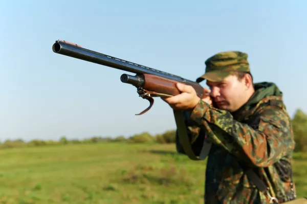 Lovec s puškou zbraní — Stock fotografie