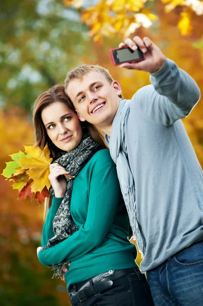 Paar im Herbst im Freien — Stockfoto