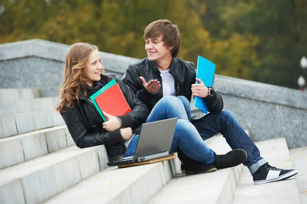 Zwei lächelnde junge Studenten im Freien — Stockfoto