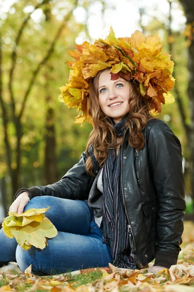 Kadın açık havada sonbahar — Stok fotoğraf