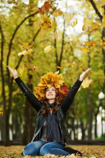 Woman with maple wreath at autumn outdoors — Stock Photo, Image