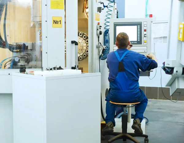 Trabajador que opera el centro de la máquina CNC — Foto de Stock